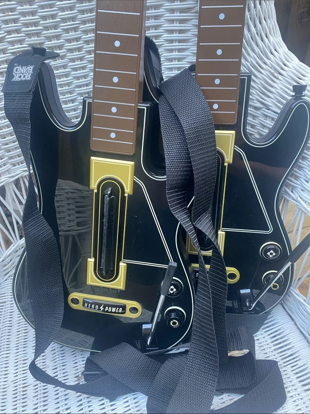 X Box 1 2Wireless Dual Guitar Controllers, Guitar Hero Live, 1 dongle, 2 straps - Picture 13 of 16